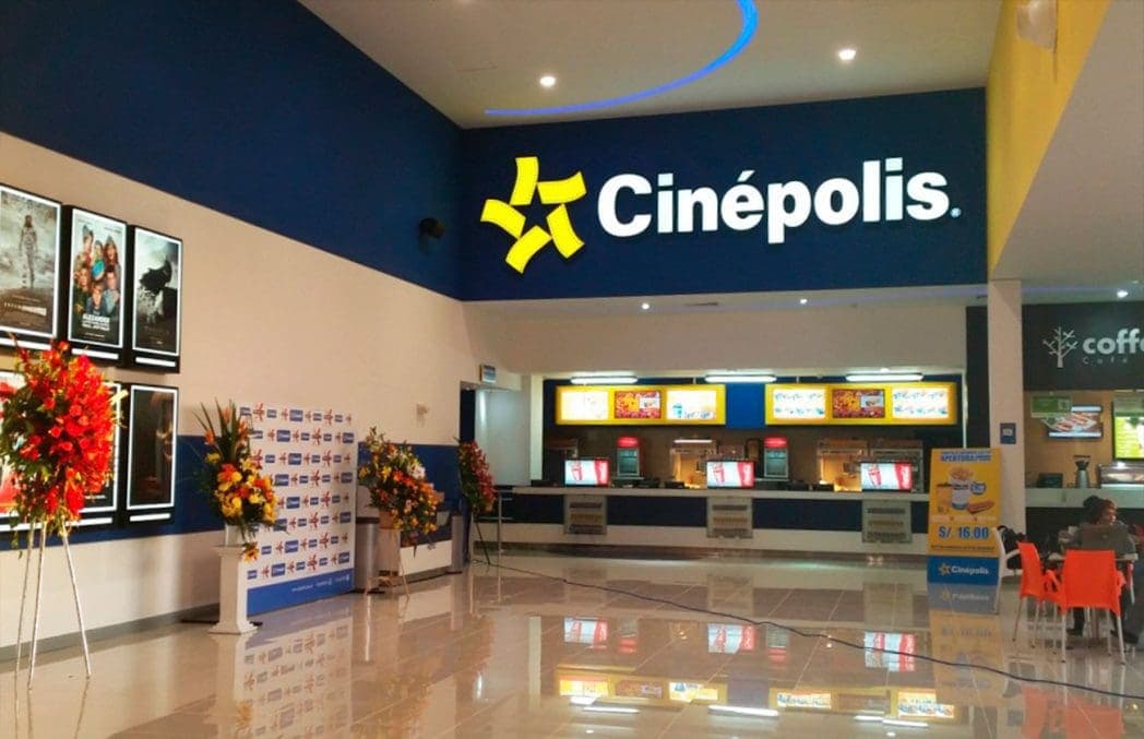 Madre abandona a sus dos hijos en cine de Cancún; ya fueron rescatados