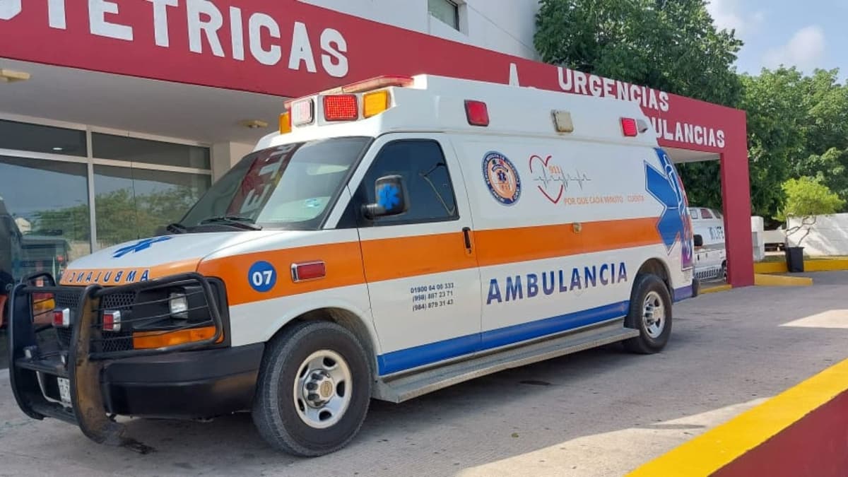 Muere motociclista al chocar con piedra en retorno de Xcaret; hay un lesionado