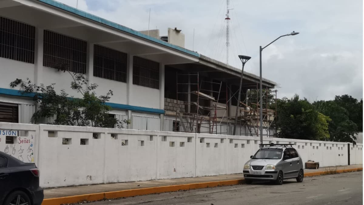 Padres temen que menores estén en riesgo por obras en escuela de Villas del Sol; Ifeqroo descarta problemas