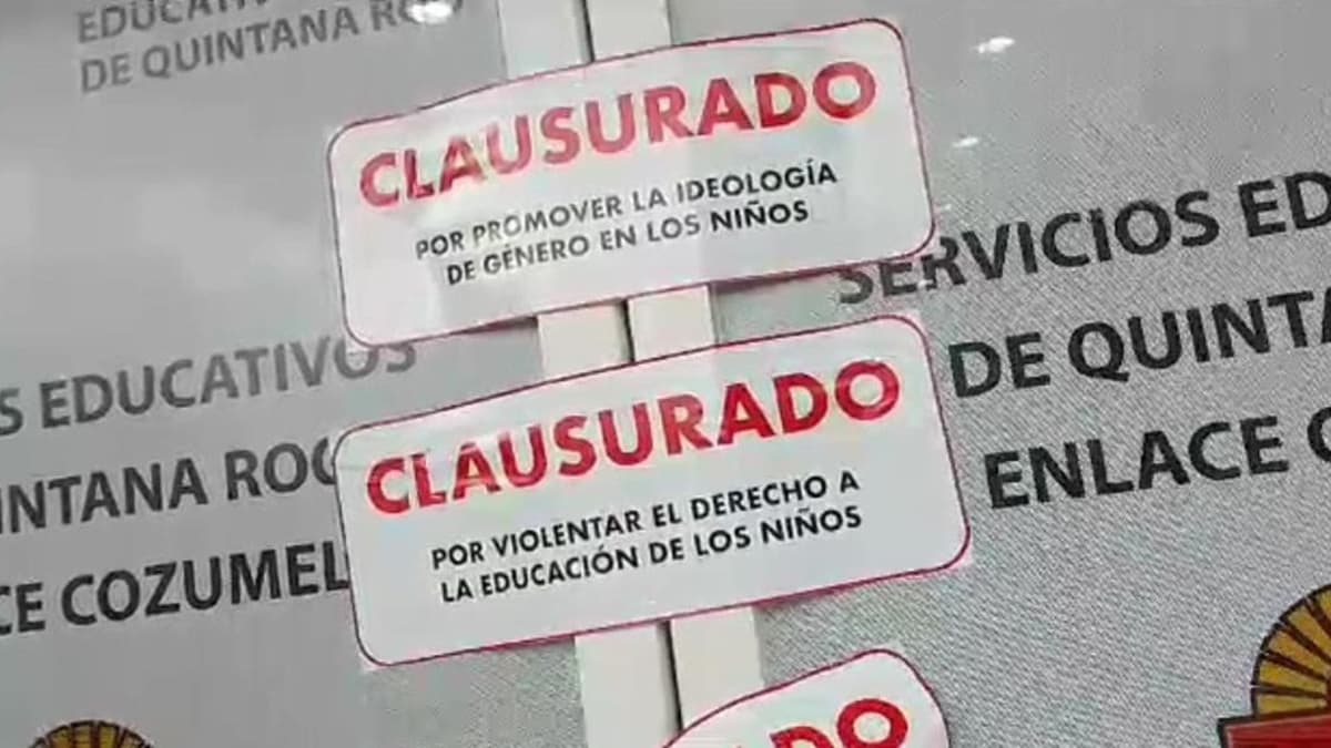 Padres de familia clausuran simbólicamente oficinas de Educación en Cozumel; se oponen a libros de texto