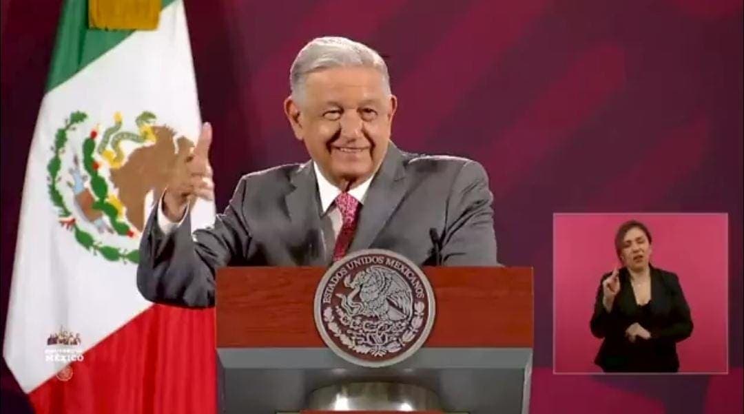 Video: AMLO se burla de los que tachan de "comunistas" los libros de texto