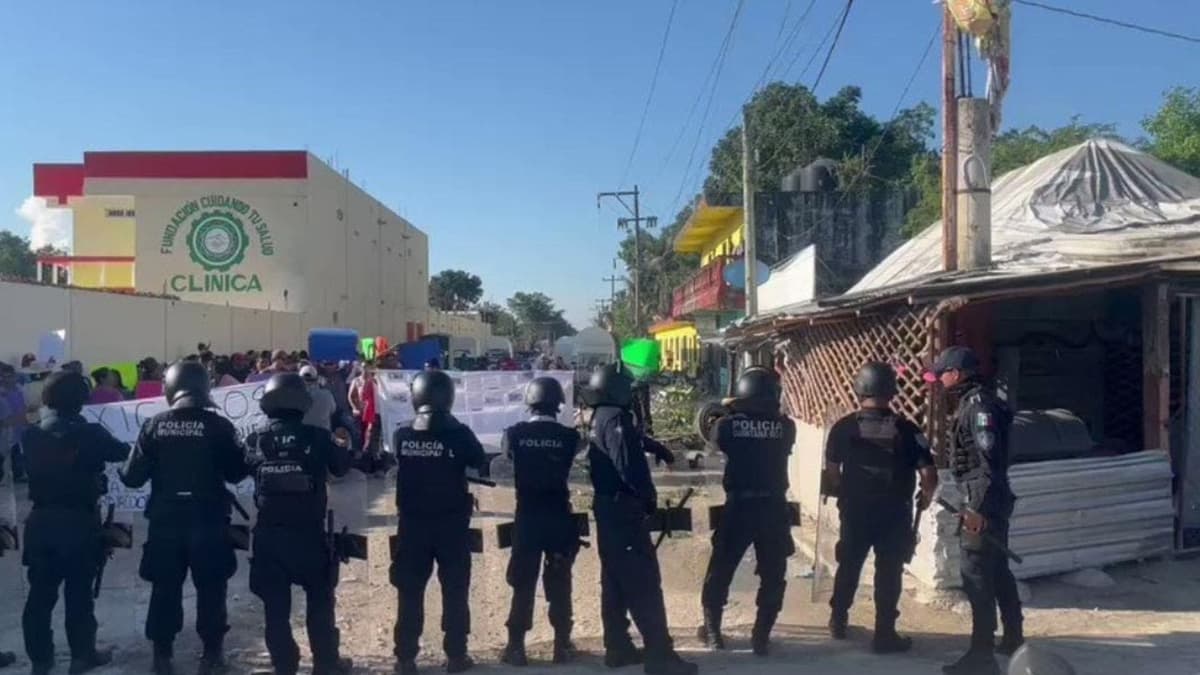 Vecinos de Santa Cecilia cierran calles de Cancún, piden pavimentación; los intimidaron con antimotines