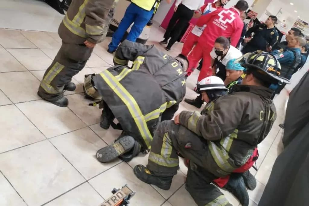 Muere una persona y queda un herido por desplome de elevador en el centro comercial Gran Sur, Coyoacán