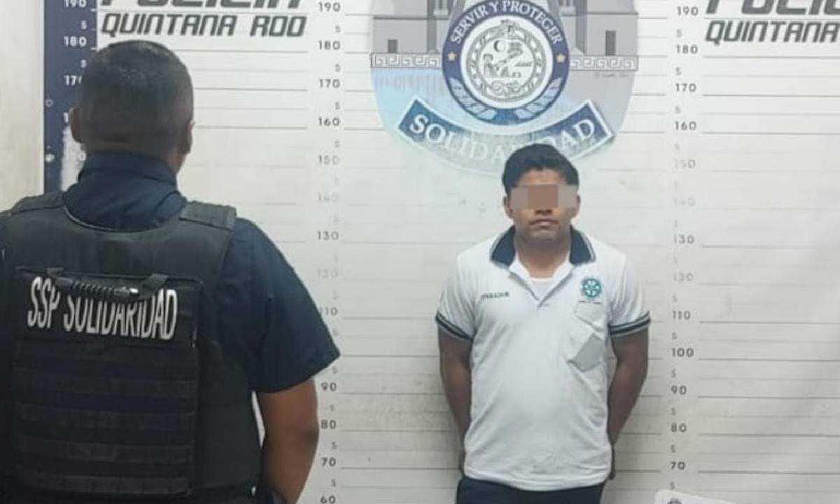 Detienen a Taxista en Playa del Carmen por golpear a su pareja y amenazarla con un tubo