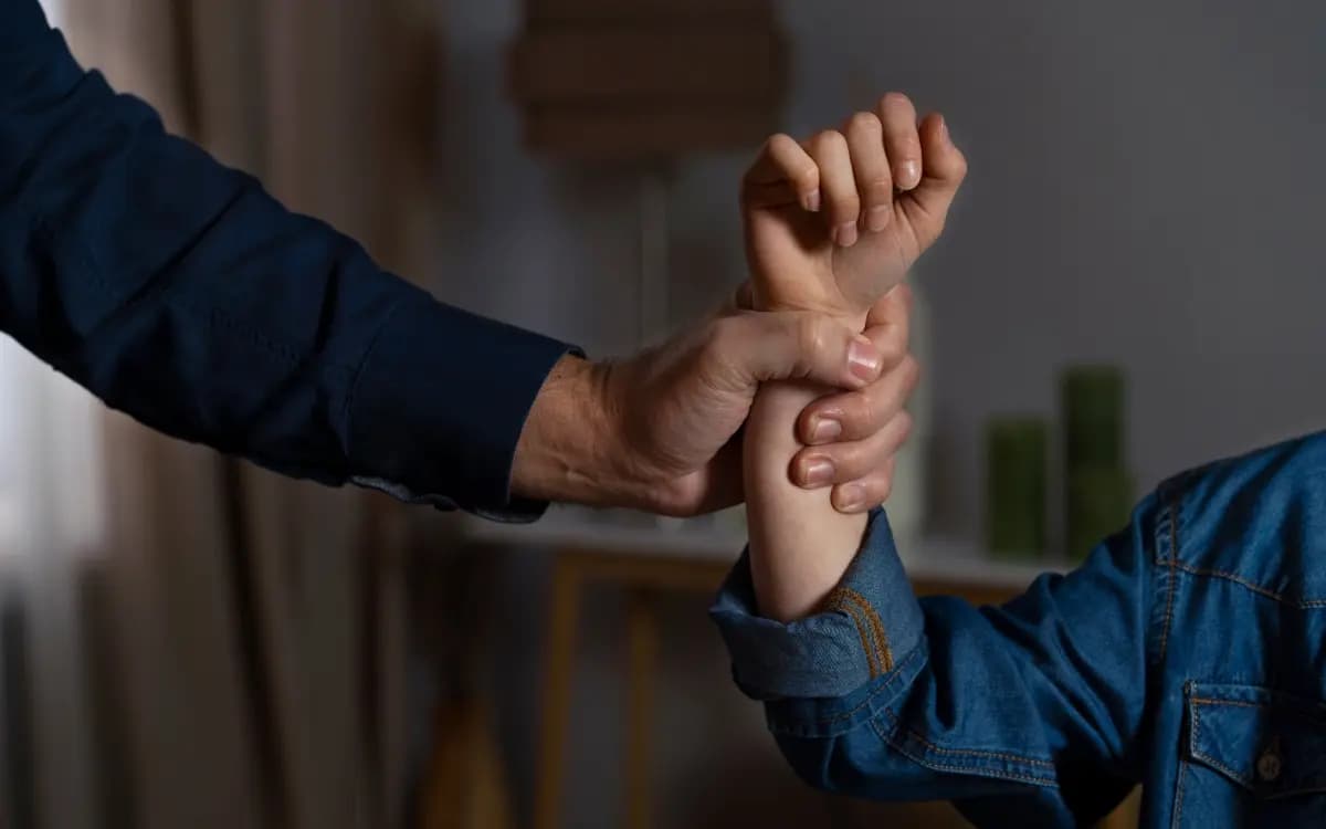 Asesinan a una mujer con un martillo en colegio privado