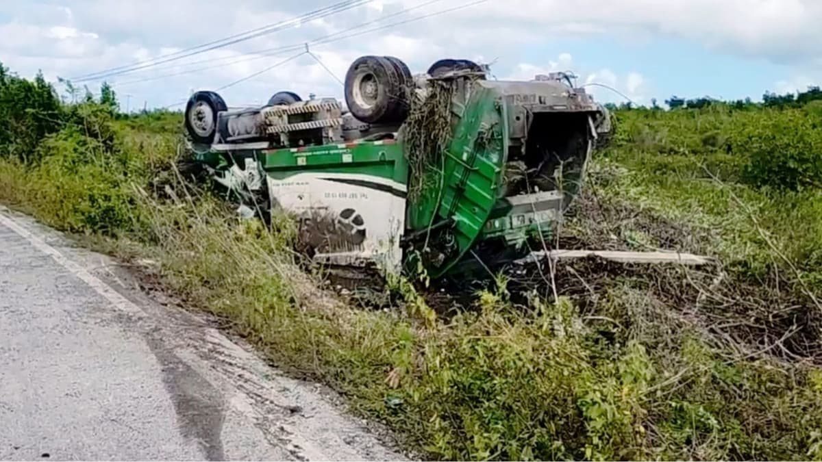 Volcadura de un camión de basura en Cozumel deja tres personas lesionadas