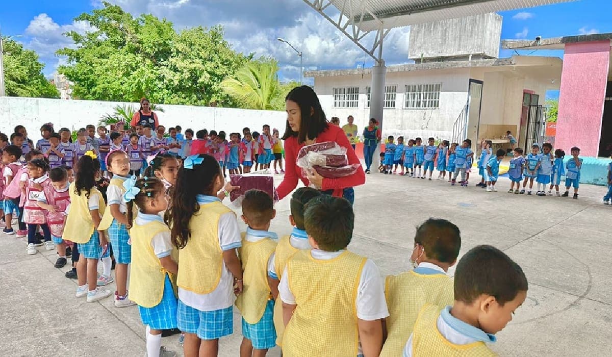 Entrega diputada Anahí González uniformes a alumnos de preescolar de Cancún