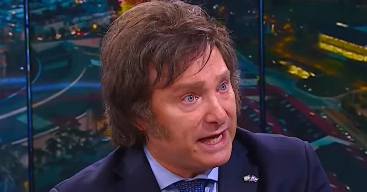 Video: Javier Milei vive perturbador momento durante entrevista en vivo por “ruidos” en su cabeza