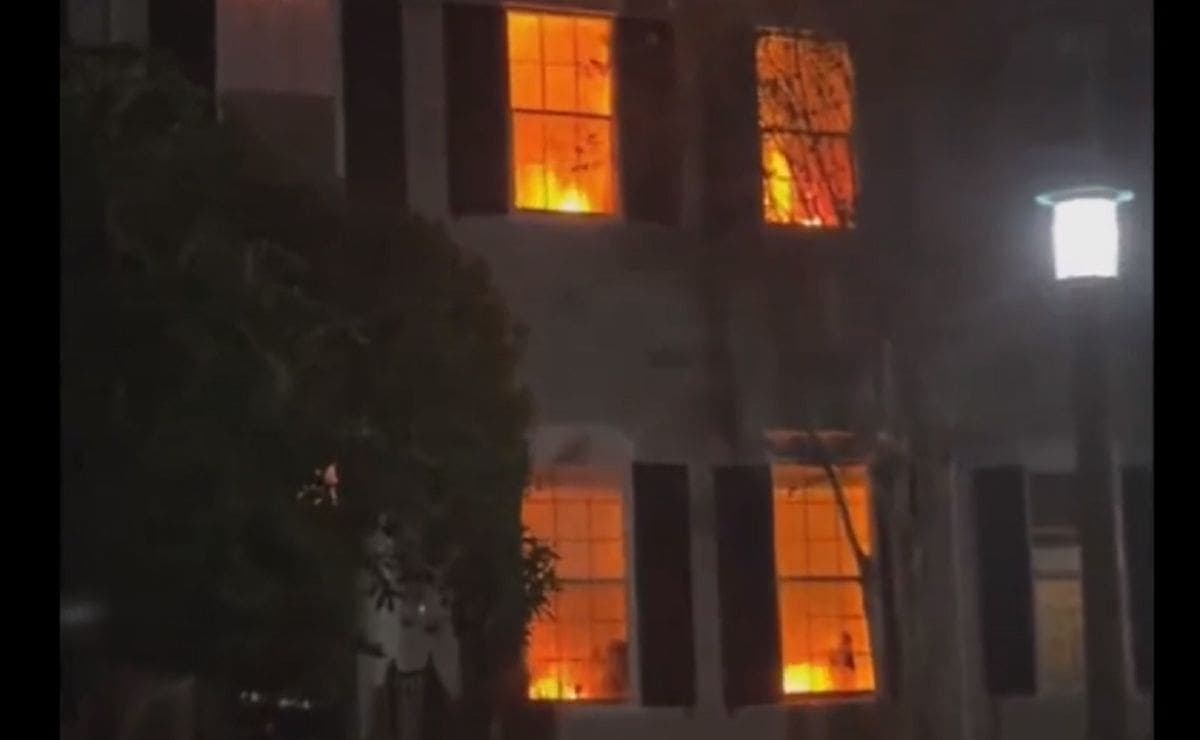 VIDEO: Vecinos llaman a los bomberos por decoración realista de Halloween en una casa