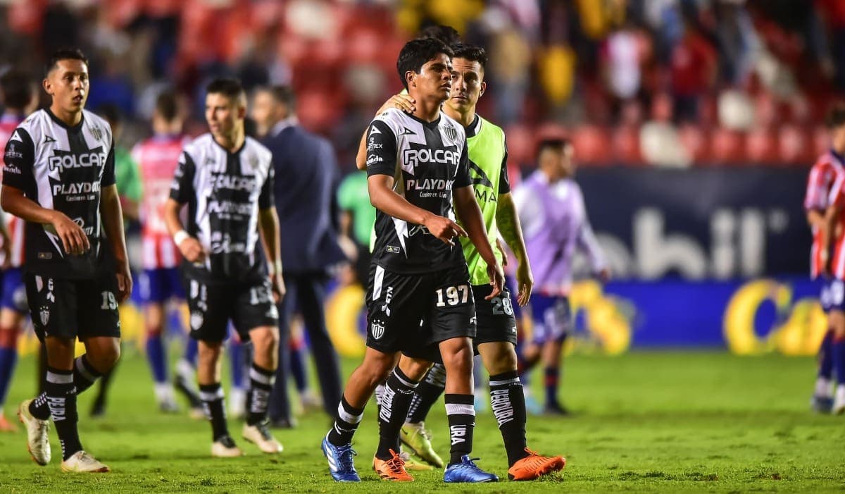 Video: Futbolista debuta en la Liga MX y anota un golazo, pero en su propia portería