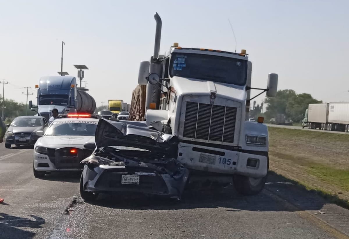 Joven conductora sobrevive tras ser aplastada por tráiler en la autopista a Laredo