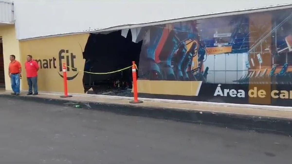 Conductor rompe los cristales de un gimnasio y daña algunos aparatos en la Región 98 de Cancún