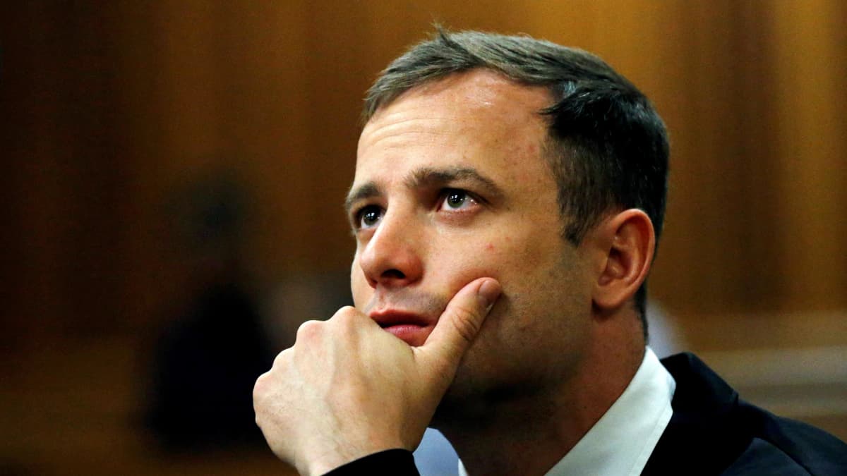 Conceden libertad condicional al exatleta paralímpico Oscar Pistorius 10 años después de matar a su novia