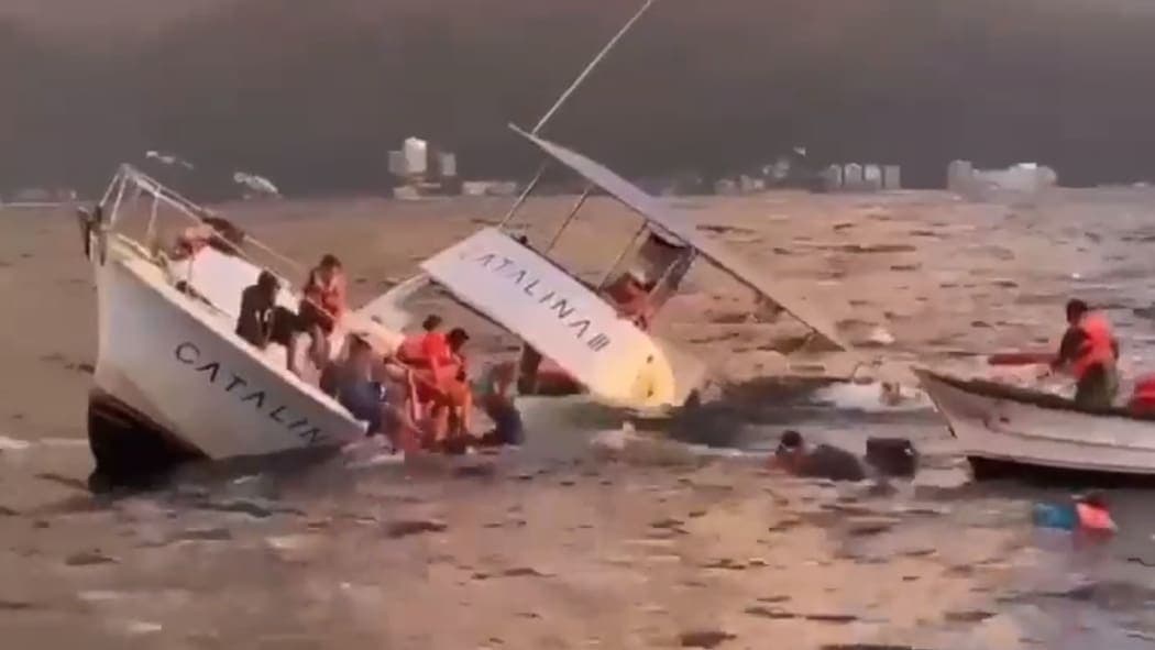 Video: Se hunde embarcación con pasajeros en Puerto Vallarta