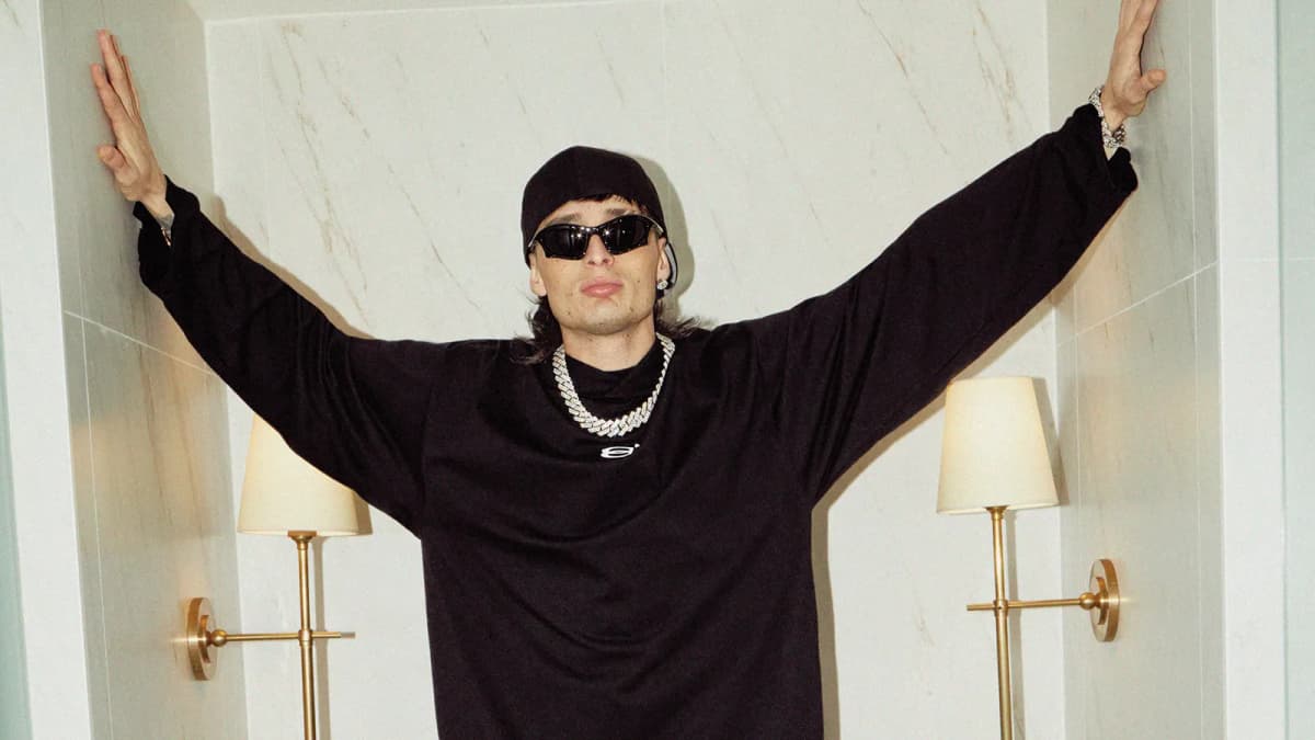 Peso Pluma en GQ cree que su éxito es por volver rockstar al regional mexicano