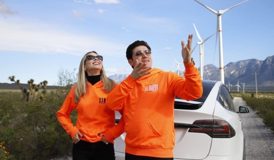 Video: Samuel García y Mariana Rodríguez no saben cómo cargar su Tesla de precampaña