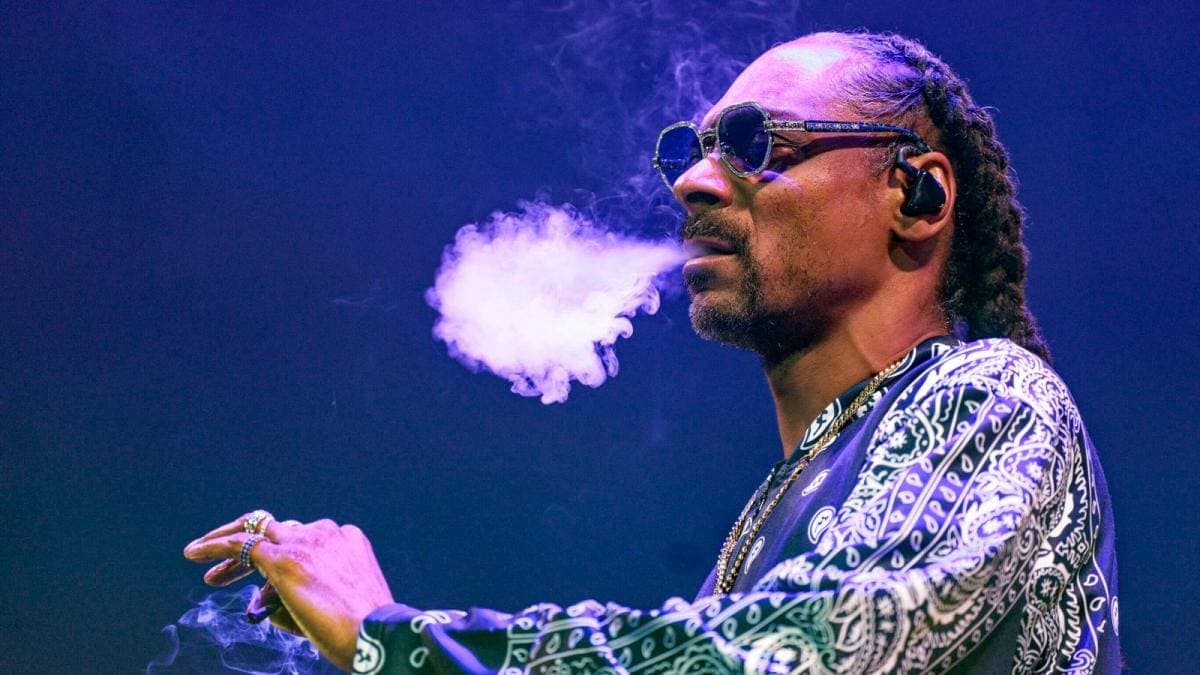 Video: Snoop Dogg no dejará de fumar marihuana, solo era marketing