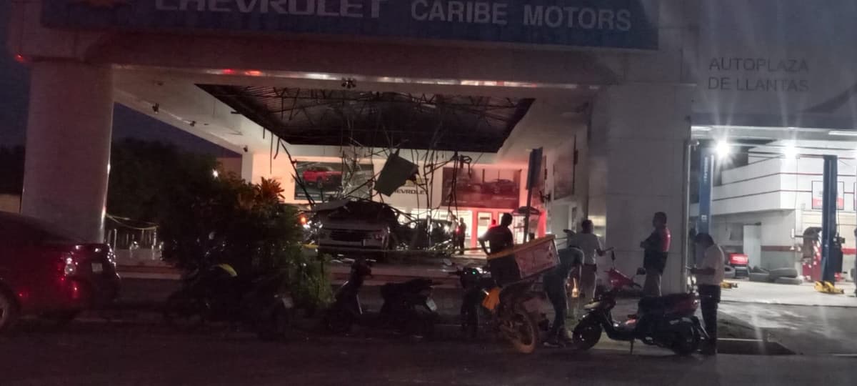 Se desploma el techo de la agencia Chevrolet en Chetumal, aplastando vehículos nuevos