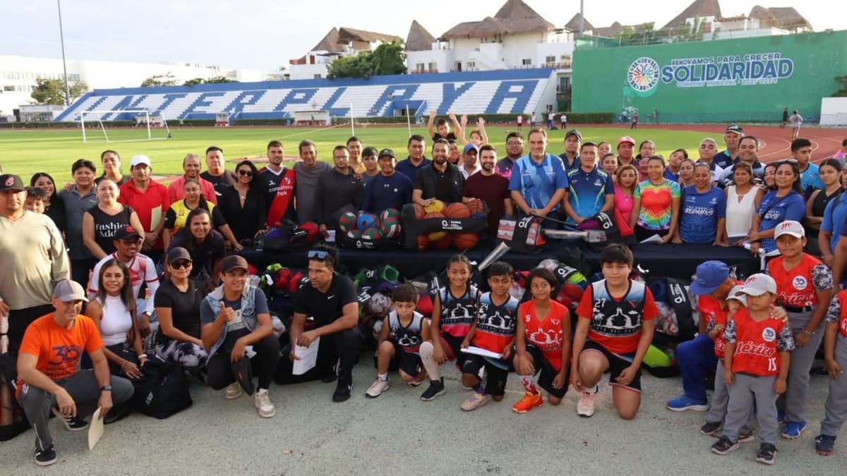 Promotores y entrenadores deportivos solidarenses reciben material deportivo de la CODEQ