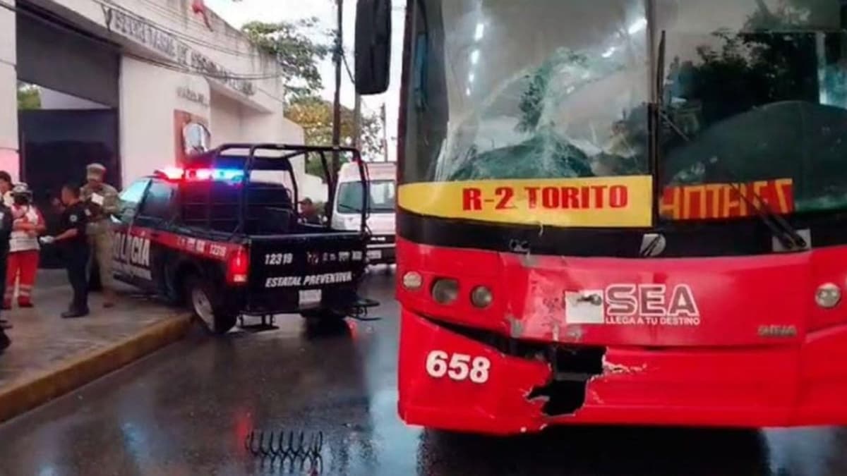 Chofer de autobús de la Zona Hotelera de Cancún choca con una patrulla de la Policía Estatal