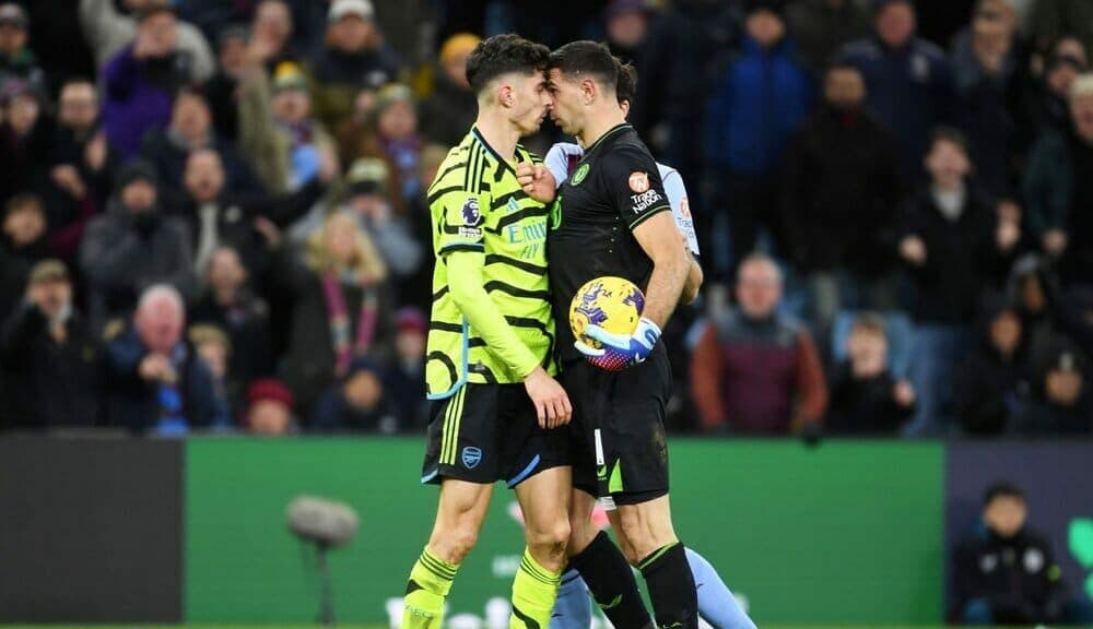 Video: Dibu Martínez terminó con el rostro herido en el partido entre el Aston Villa y el Arsenal
