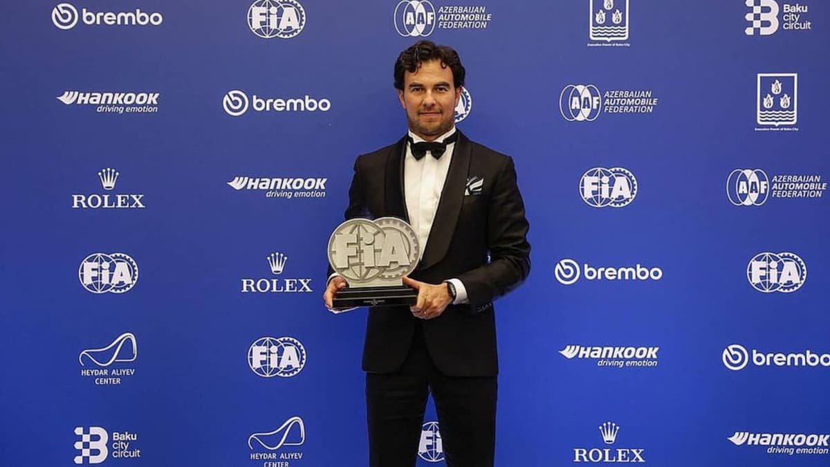 ¡Orgullo de México! "Checo" Pérez recibe premio como subcampeón del mundo