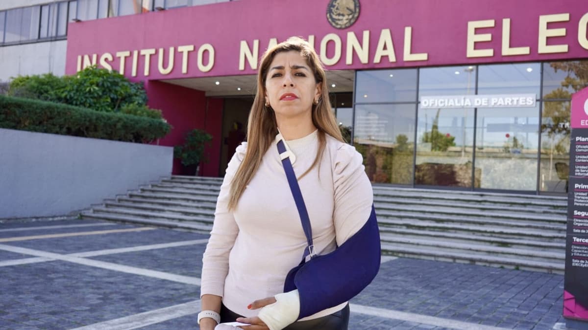 Marybel Villegas acude al INE a denunciar la campaña negra en su contra