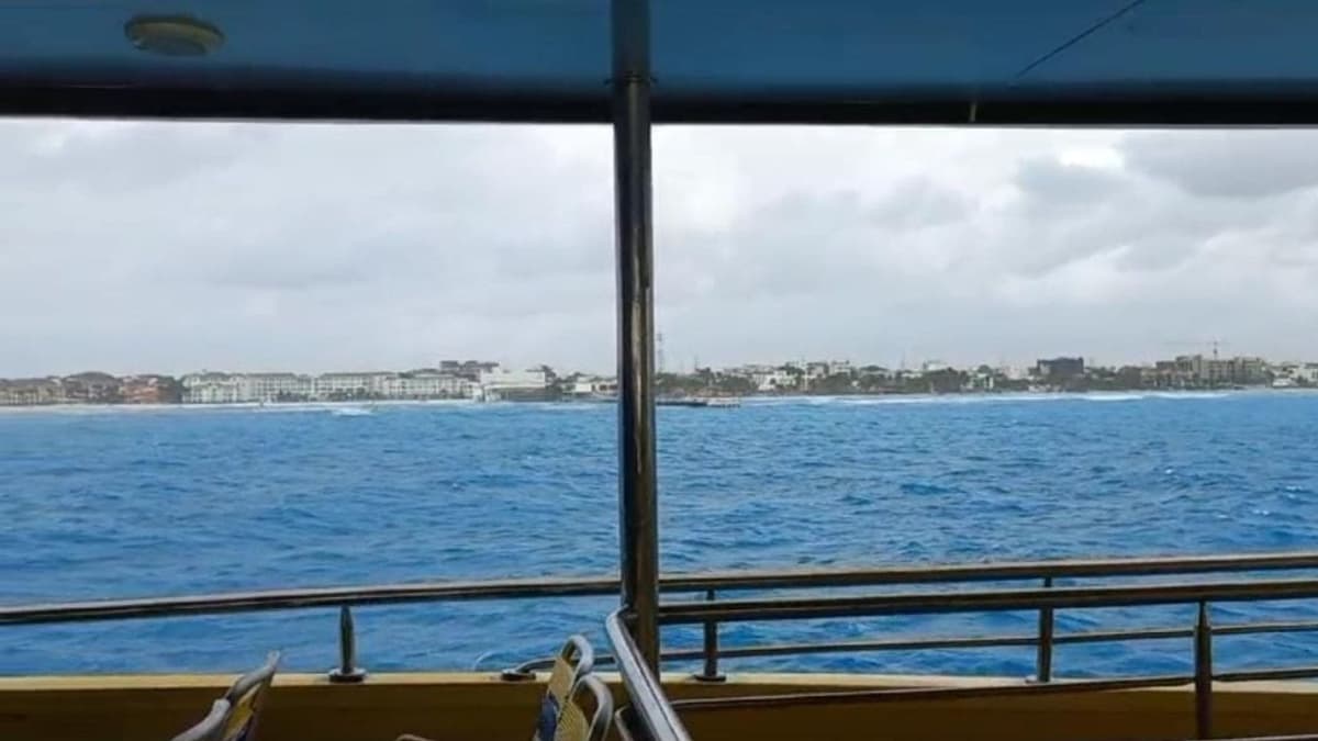VIDEO: Ferry intentó cruzar de Cozumel a Playa del Carmen, pero no pudo atracar por el mal clima