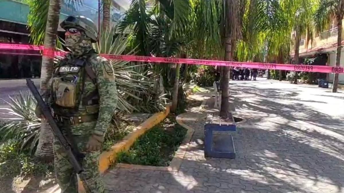 Ataque en la Quinta Avenida; disparan contra dos personas en puesto de artesanías en Playa del Carmen