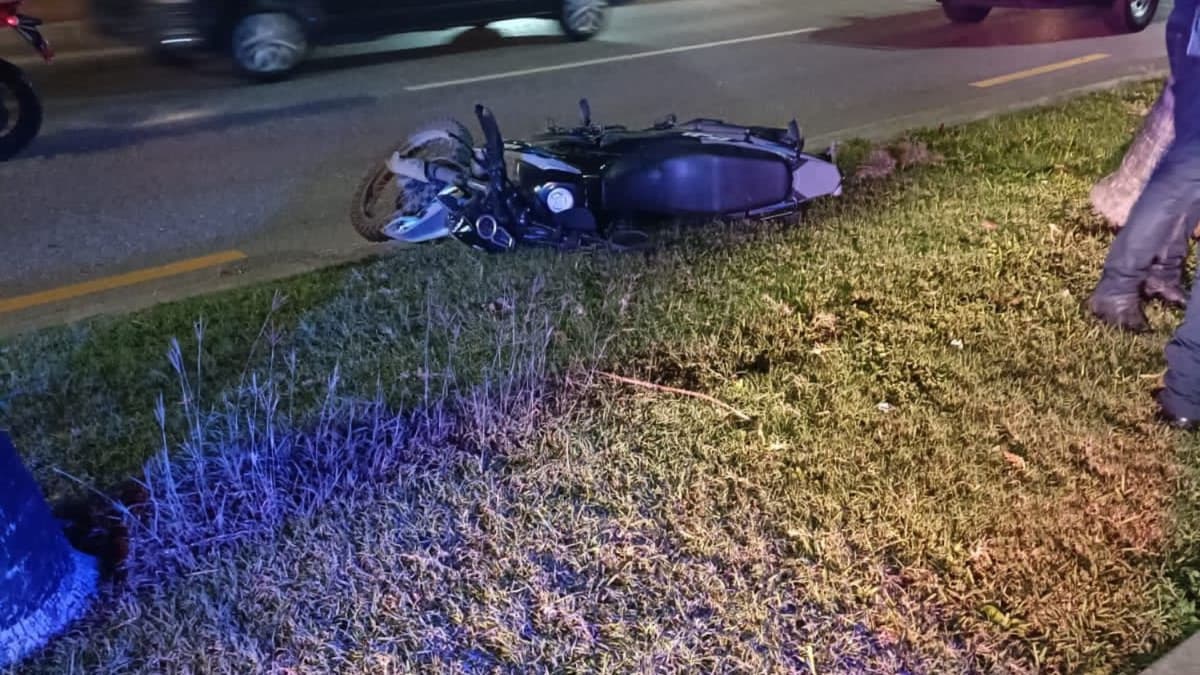 Fallece motociclista tras chocar y perder el control de su vehículo en la Zona Hotelera de Cancún