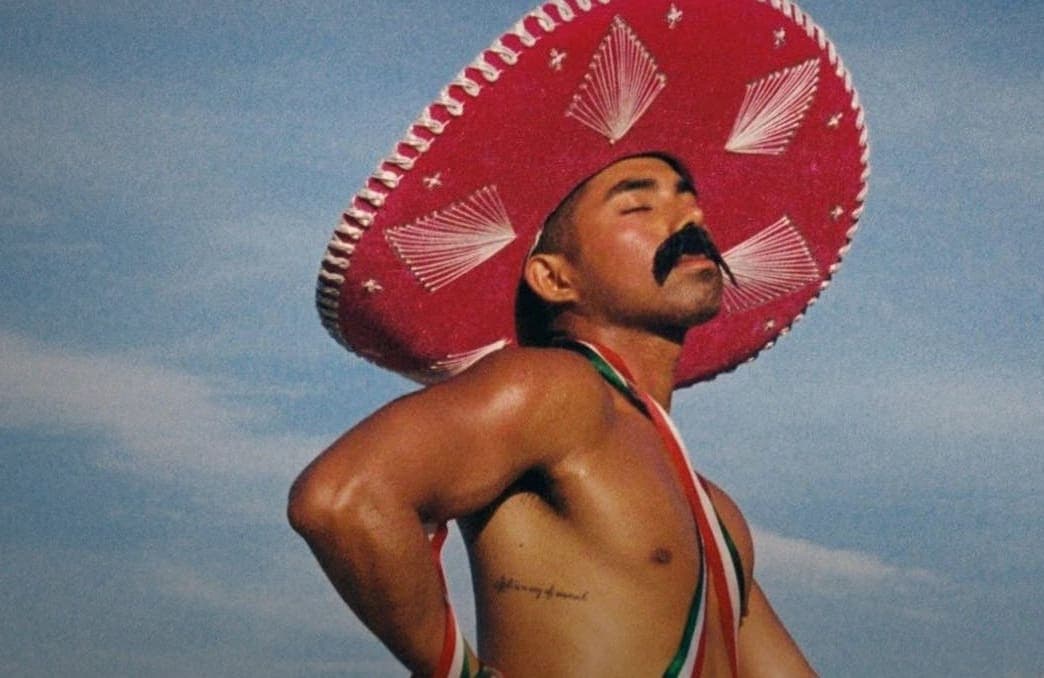 VIDEO: Tunden a Influencer Henry Jiménez por publicar fotos desnudo con sombrero de charro