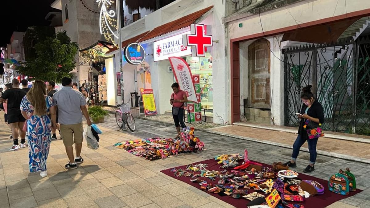 Ambulantes se siguen instalando en primer cuadro de Playa del Carmen sin tener permisos, alerta regidor