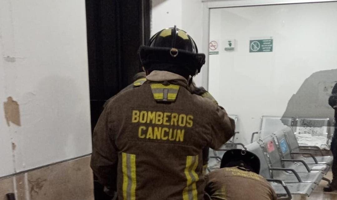 Protección Civil clausuró el elevador del IMSS en Cancún donde quedó atrapado un trabajador