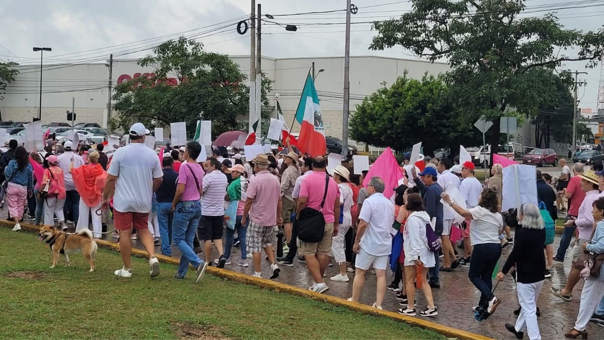 Pese a la lluvia, la gente de Cancún salió a marchar por la democracia