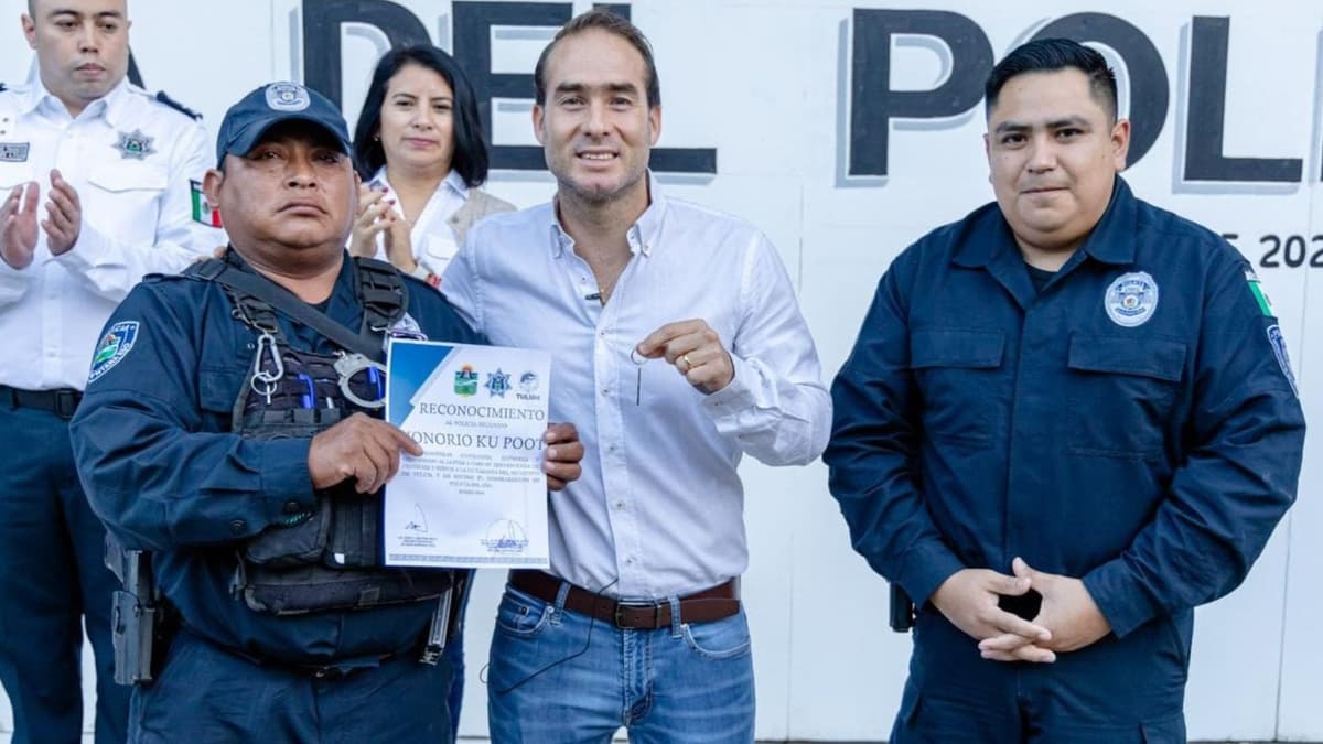 Diego Castañón Trejo reconoce a Policía del Año en Tulum