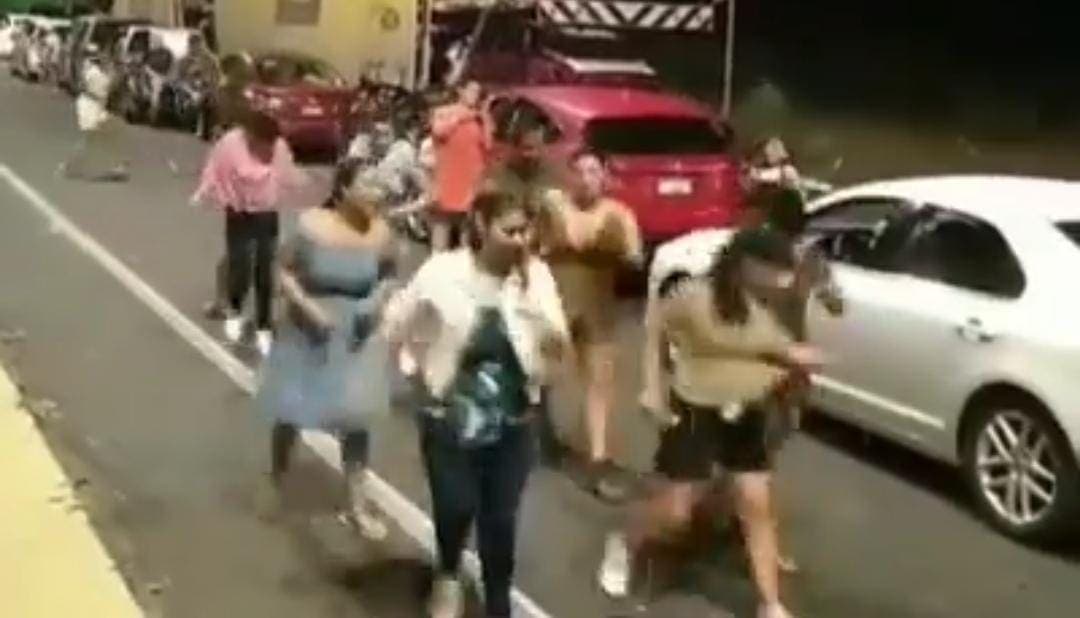 Video: Automovilistas bailan el Payaso de Rodeo tras muchas horas varados en Michoacán