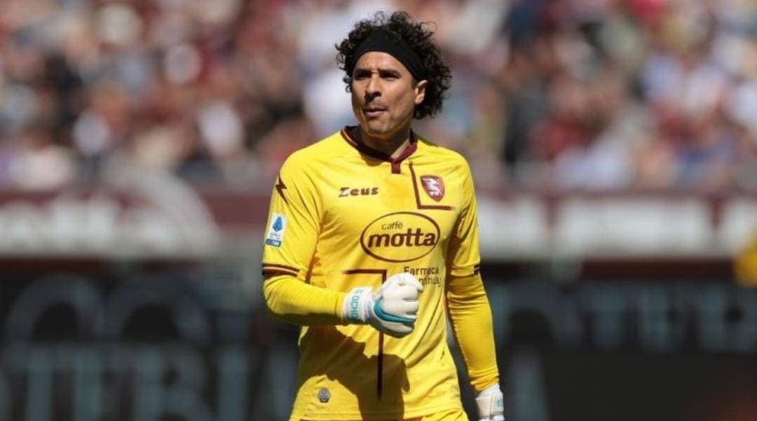 A 20 años de su debut como portero, Guillermo Ochoa es goleado en Italia