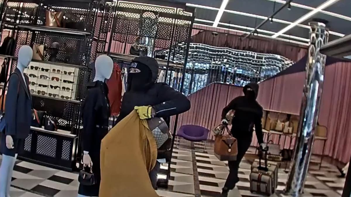 VIDEO: Ladrones roban mercancía valorada en 50 mil dólares de la tienda Gucci en Nueva York