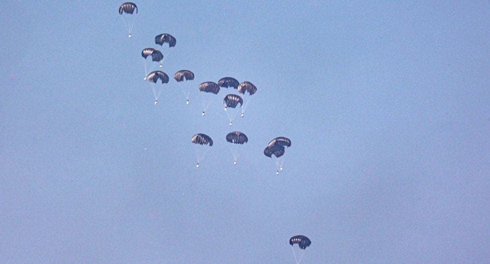 Al borde de la hambruna, la Franja de Gaza recibe ayuda humanitaria desde el aire