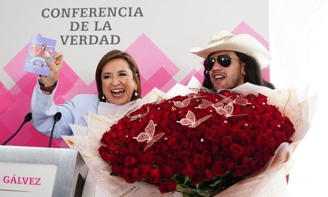 Video: 'El Patrón' le lleva flores a Xóchitl Gálvez en plena conferencia