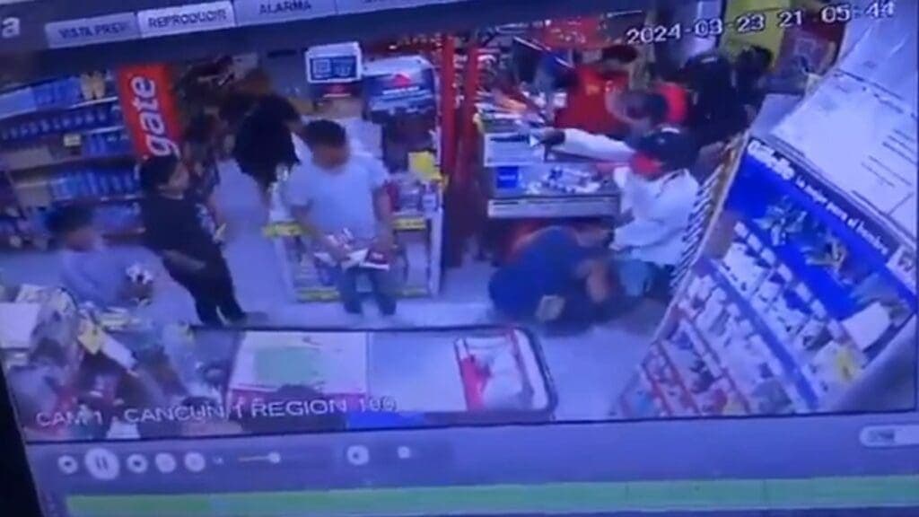 Video: Sujetos asaltan un Super Willys de Cancún y amagan a los clientes con un arma