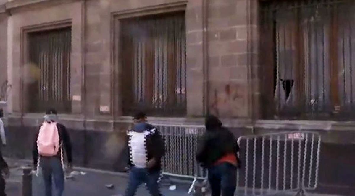 VIDEO: Normalistas irrumpen y derriban puerta de Palacio Nacional durante mañanera de AMLO