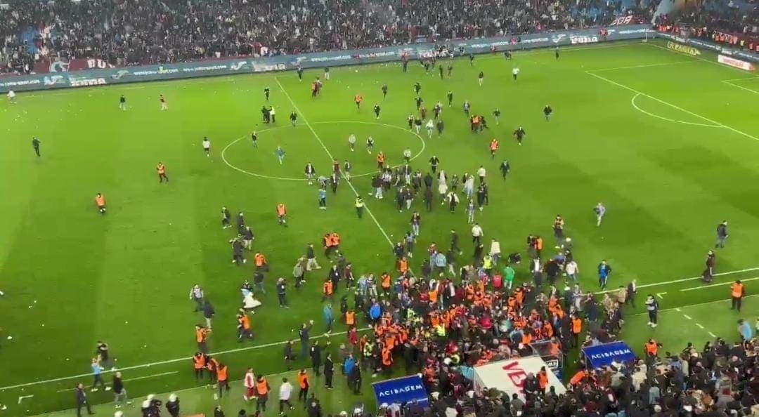 Video: Violencia en futbol de Turquía; aficionados del Trabzonspor atacan a jugadores del Fenerbahce