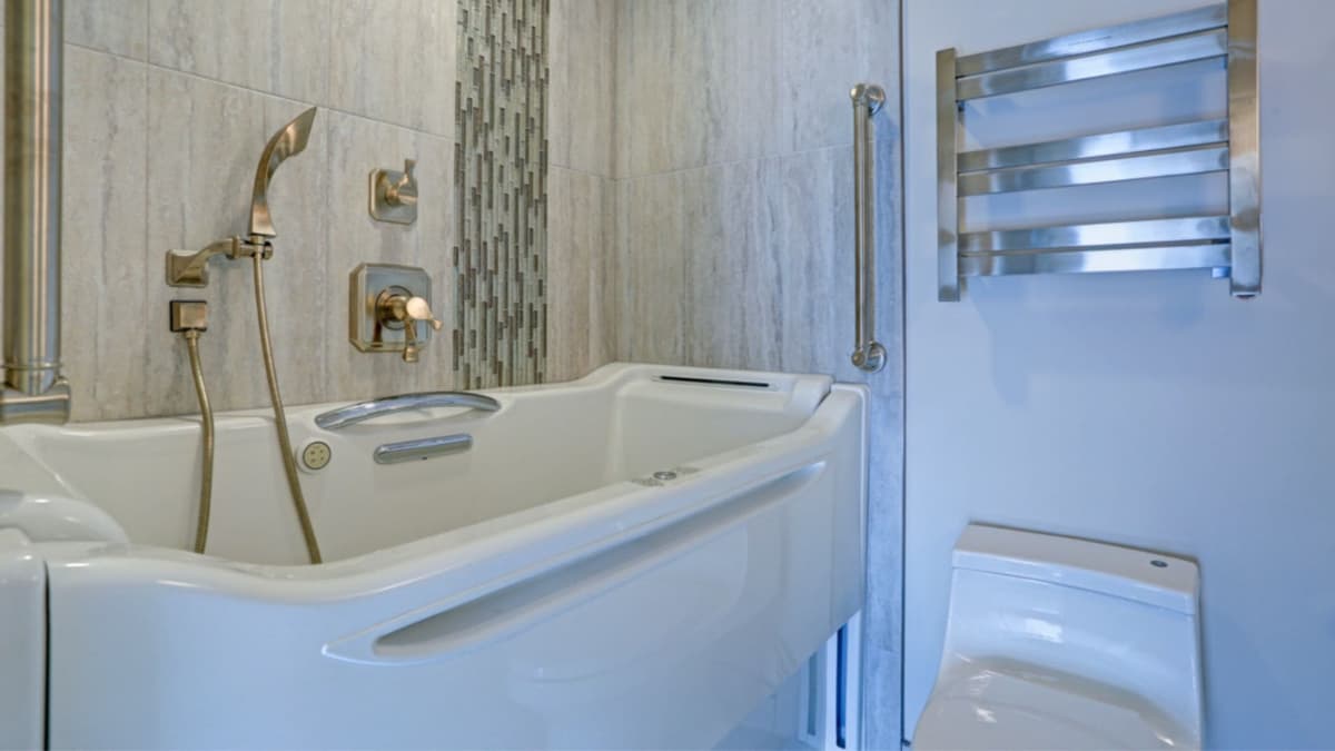 Hombre muere tras estar casi una hora en bañera de hidromasaje