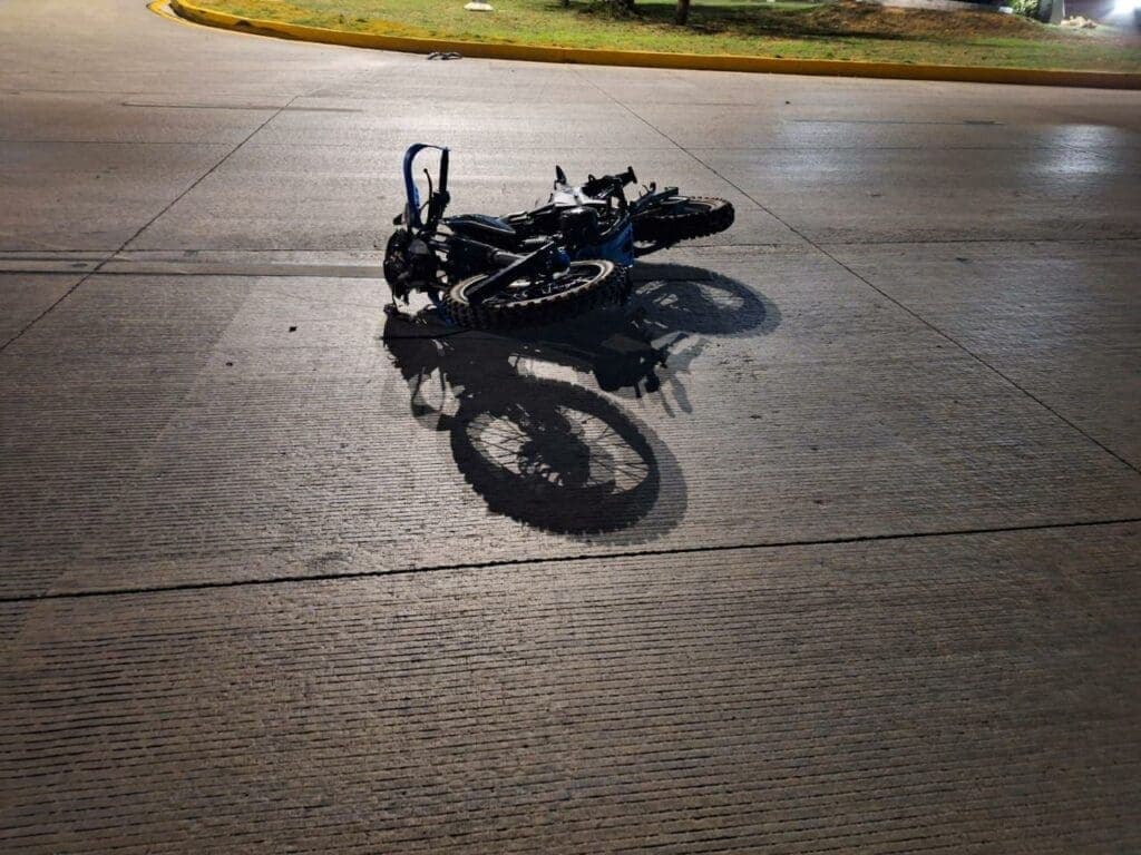 Fallece motociclista tras impactar contra un poste en el bulevar Colosio de Cancún