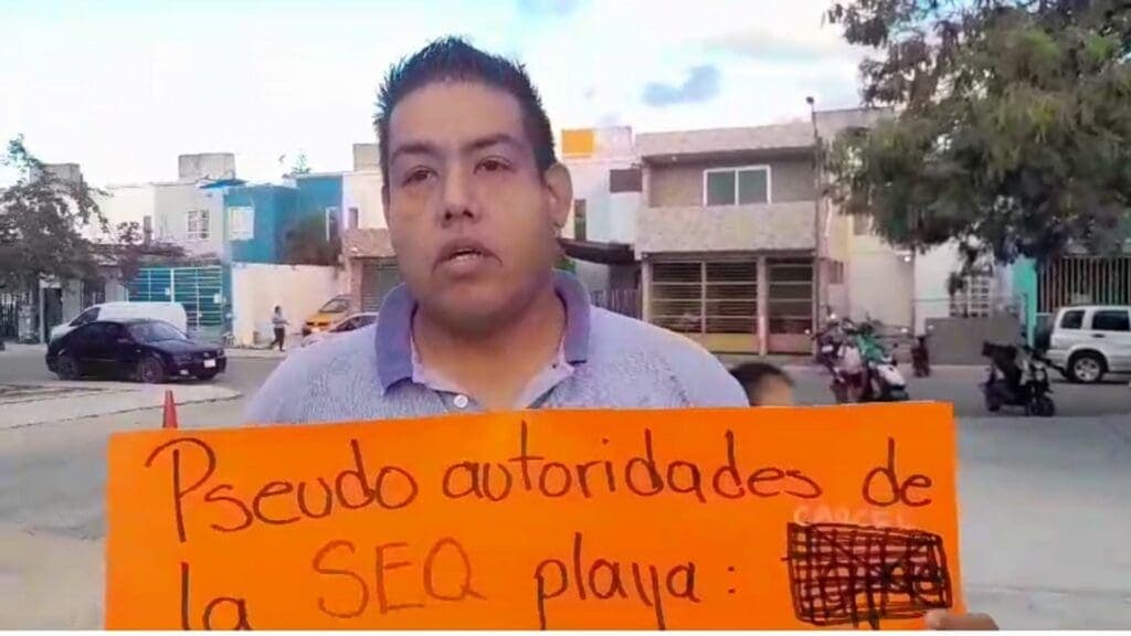 Protestan padres de familia tras reinstalación de maestro acusado de violentar a alumnos