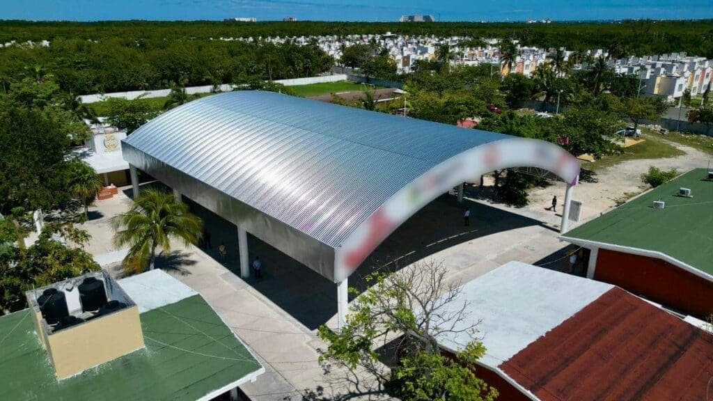 Proponen construir domos en todas las escuelas públicas de Quintana Roo para proteger la salud de estudiantes