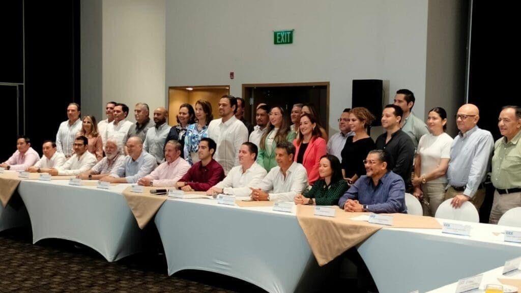 Presenta "Gino" Segura sus propuestas de campaña al CCE en Cancún