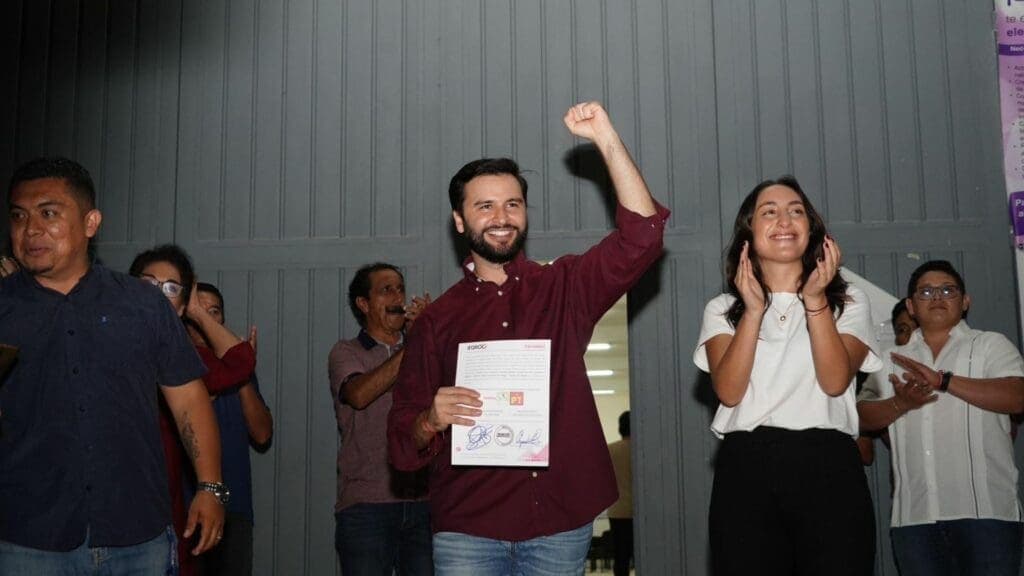 Recibe Eric Arcila Arjona constancia para contender por la Diputación del Distrito 07 en Cancún