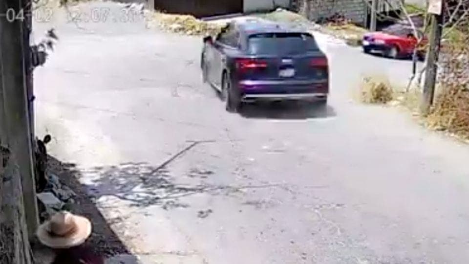Video: Vehículo a exceso de velocidad choca contra una casa en Morelos; una persona falleció